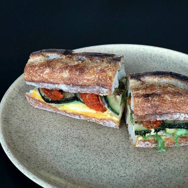 Domateslerden yapılmış taze sandviç, ıspanak ve peynirli sağlıklı bir kahvaltı..