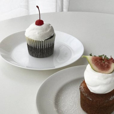 Masada böğürtlenli lezzetli kek.