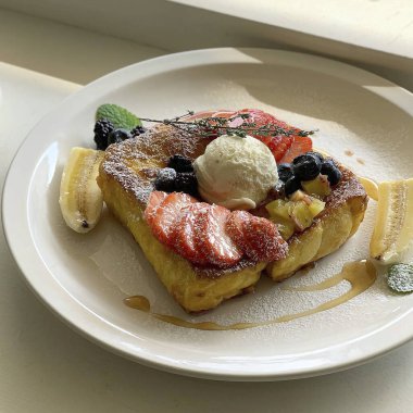 Lezzetli tatlı ve yemek konseptine yakın.