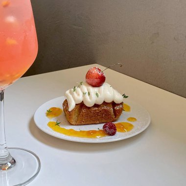 Beyaz bir masada çilekli ve dondurmalı çilekli pasta.