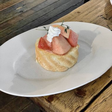 Çilekli turta ve bir dilim kek.