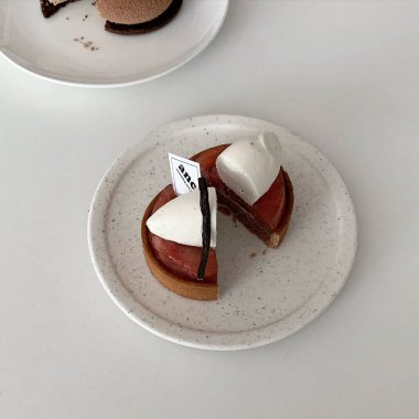 Bir parça lezzetli çikolatalı pasta ve beyaz tabak.