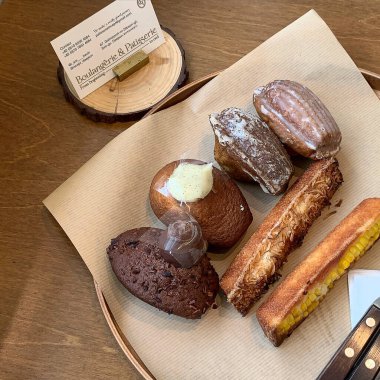 Tahta masadaki farklı ekmek ve hamur işleri..