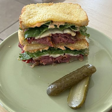 Sandviçle sandviçin dikey görüntüsü.