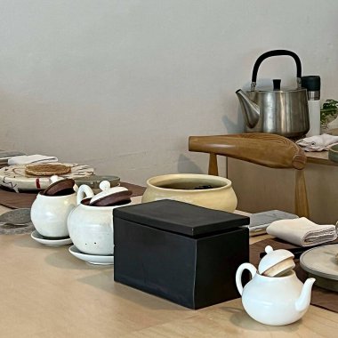 İçinde bir masa ve bir fincan çay olan bir restoranın içinde.