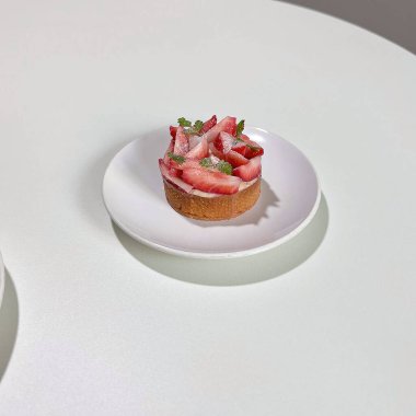 Çilekli tatlı pasta.