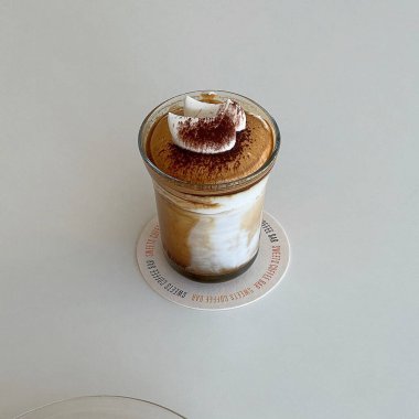 ahşap masa üstünde kahve fincan