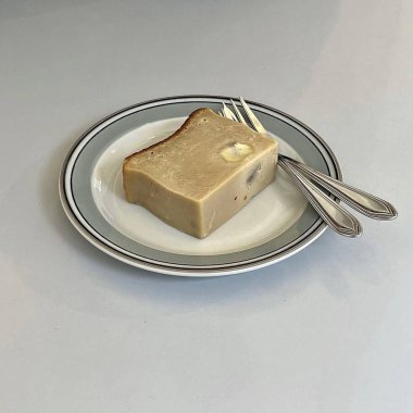 Beyaz bir tabakta tereyağı ve ekmek