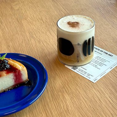 kahve ve tatlı pasta