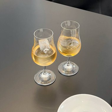 Masada iki kadeh şarap var.