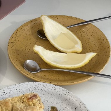 Beyaz bir plaka üzerinde limon dilimleri