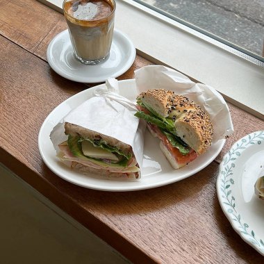 Masanın üzerine taze kahvaltı