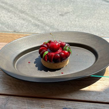 Çilek ve yaban mersinli lezzetli bir tatlının dikey çekimi.