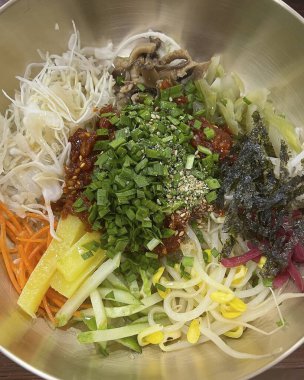 Geleneksel Kore eriştelerini sebze ve kimchi ile kapatın.