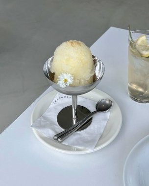 Limonlu dondurma ve vanilyalı dondurma.