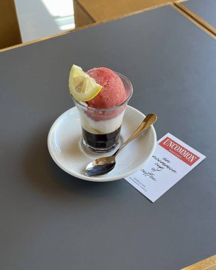 Dondurmalı bir fincan çay ve bir bardak kahve.