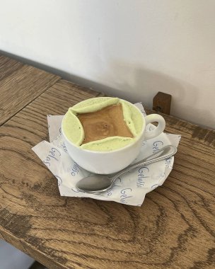 Tahta masada bir fincan kahve ve çay.