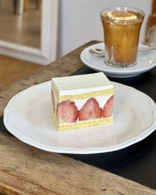 Bir tabakta çilekli cheesecake