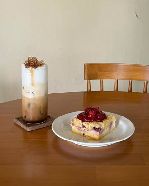 Bir fincan çay ve bir pasta