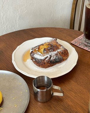 Ekmek ve kahveyle nefis bir kahvaltıyı yakından çek.