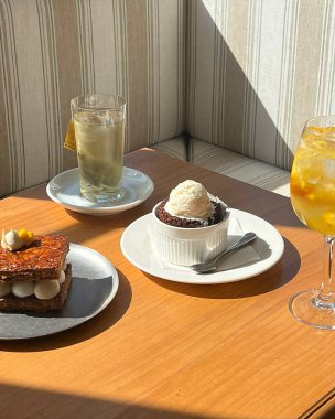 Masada lezzetli yemekler var.