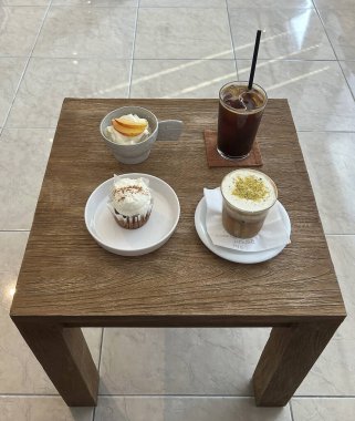 Kahve ve çay bardakta.