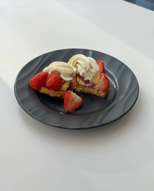 Çilekli bir pastanın yakın plan fotoğrafı.