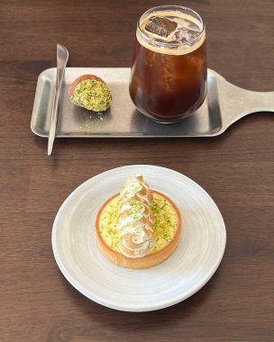 Bir fincan çay ve bir fincan çay.