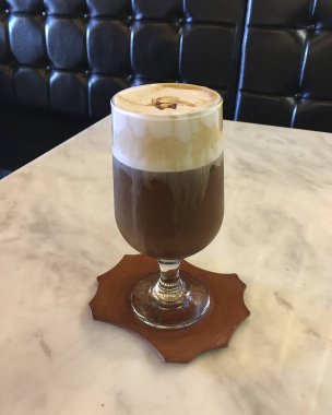 Beyaz arkaplanlı bir bardak kahve.