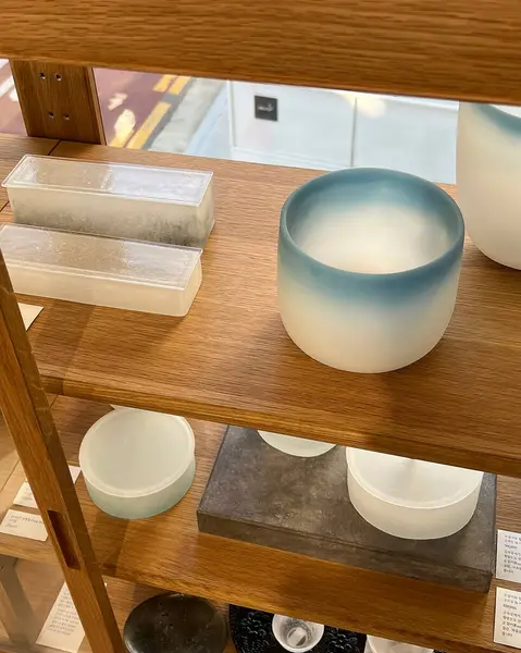 Ahşap bir raftaki seramik tabakaların yakın plan çekimi.