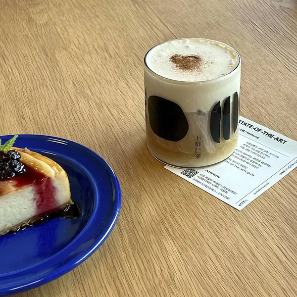 kahve ve tatlı pasta