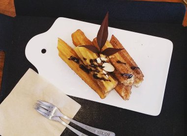 Çikolatalı ve kremalı lezzetli pasta.