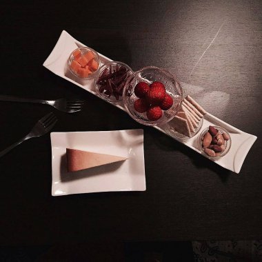 Çilekli ve buzlu çikolatalı pasta.