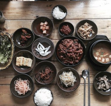 Tayland mutfağı: Tayland yemeği, biftek, pirinç ve sebzeli baharatlı domuz eti.