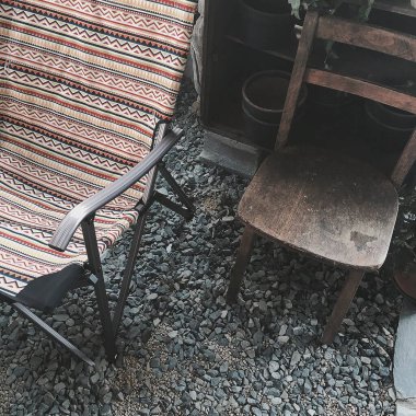 Sandalyesi olan eski tahta bir masa.