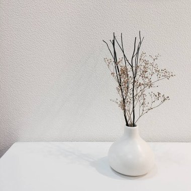 Ağaç dalı olan bir vazo.