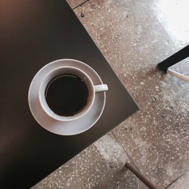 Kahve fincanı masanın üstünde.