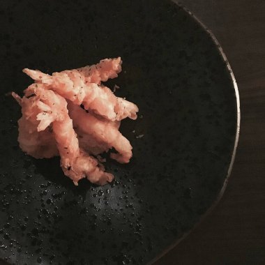 Japon yemeği mi? Suşi. Siyah bir masada suşi..