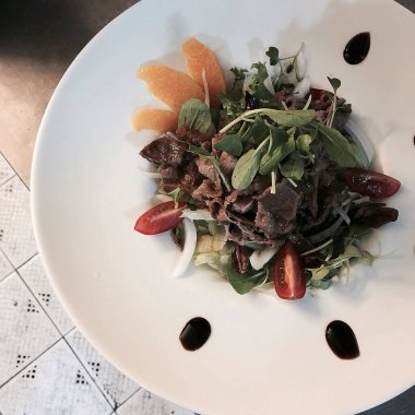 sığır eti, sebze, et, peynir, domates, yeşillik ve salata yapraklarından salata