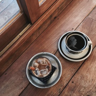 Masada buzlu sıcak kahve fincanı.