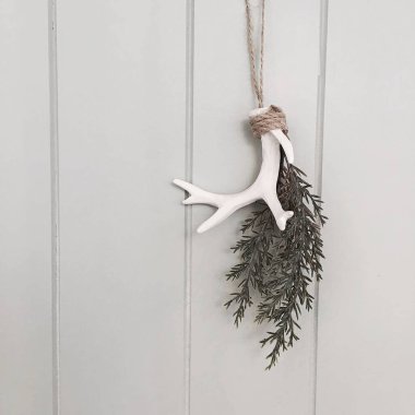 Beyaz arka planda noel süslemeleri ve dekorasyonları