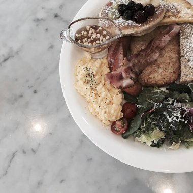 Yağda yumurta ve pastırmalı lezzetli kahvaltı.