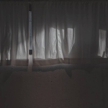 Şehirdeki terk edilmiş eski bina.