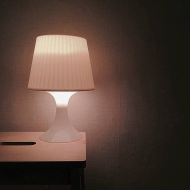 Modern lamba duvarın yanındaki masada.