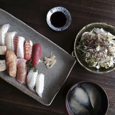 Japon mutfağı. Taze suşi takımı..