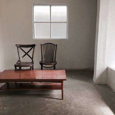 Odadaki boş sandalye.