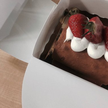 Çilekli çikolatalı pasta.