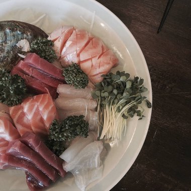 Çiğ somon steak otlar ile