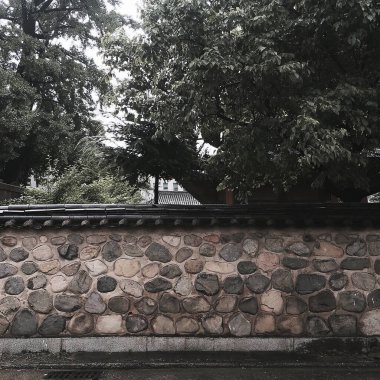 Pencereli eski tuğla duvar