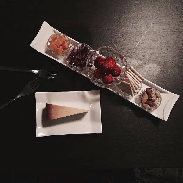 Çilekli ve buzlu çikolatalı pasta.